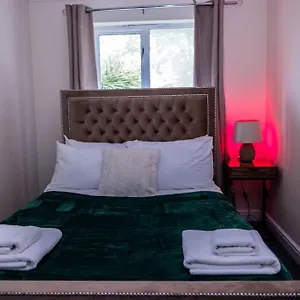 3 Bedrooms House-sofabed-parking-bbqstove-garden , London United Kingdom